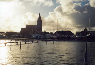 Blick von der Werft auf die Barther Kirche und das Dammtor